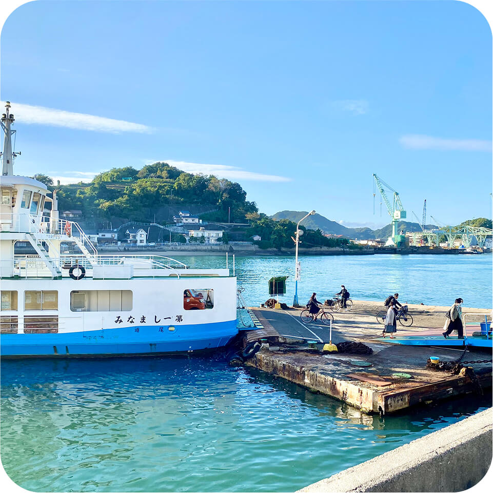 港についたフェリーから降りる観光客