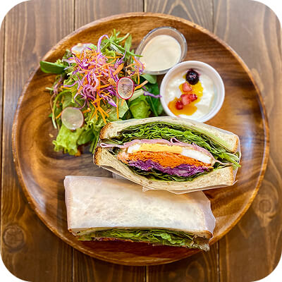 お皿に乗ったサンドイッチ