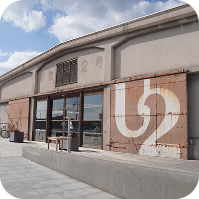 おしゃれなカフェの入り口