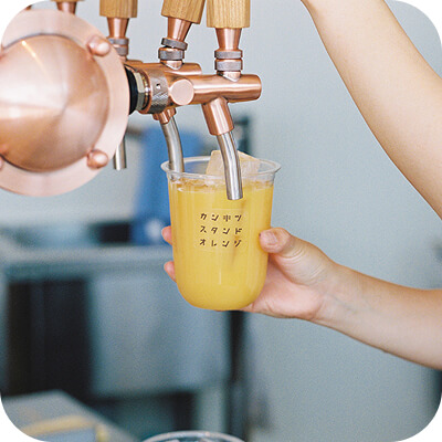 グラスに注がれるオレンジジュース