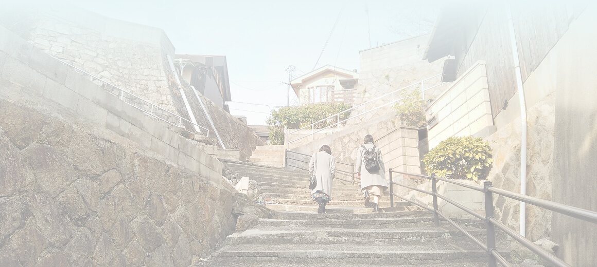 階段を上る二人の女性