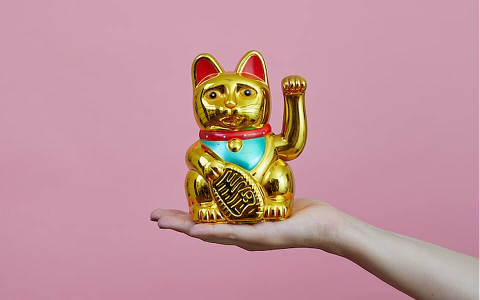 掌の上にある金の招き猫