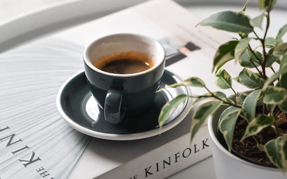 机の上に置かれたコーヒー