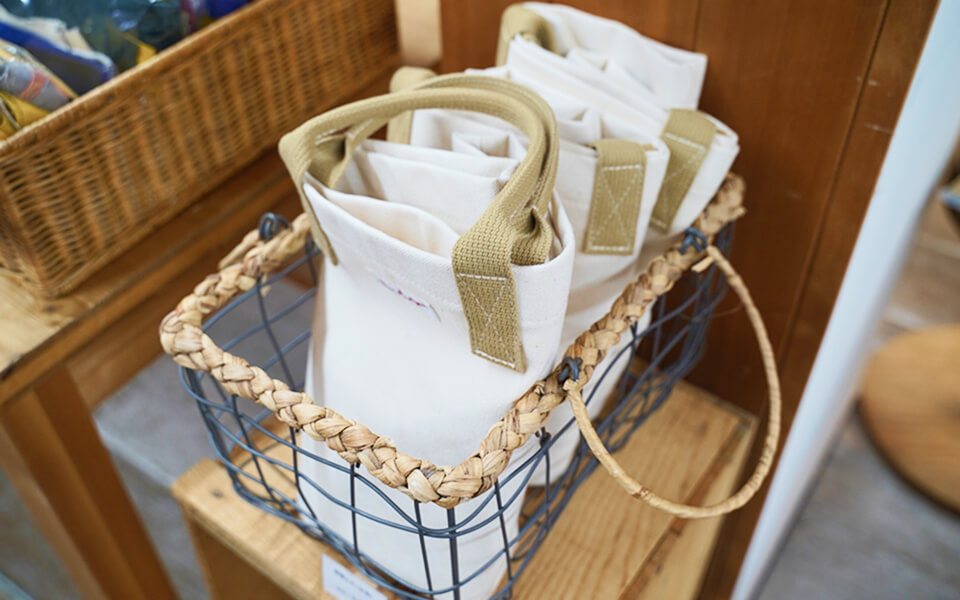 かごに入った白いトートバック