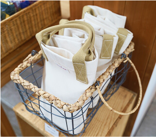 かごに入った白いトートバック